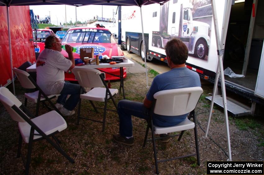 The crew takes a break during the main event.