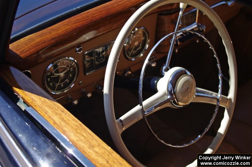 Mercedes-Benz 220 dashboard