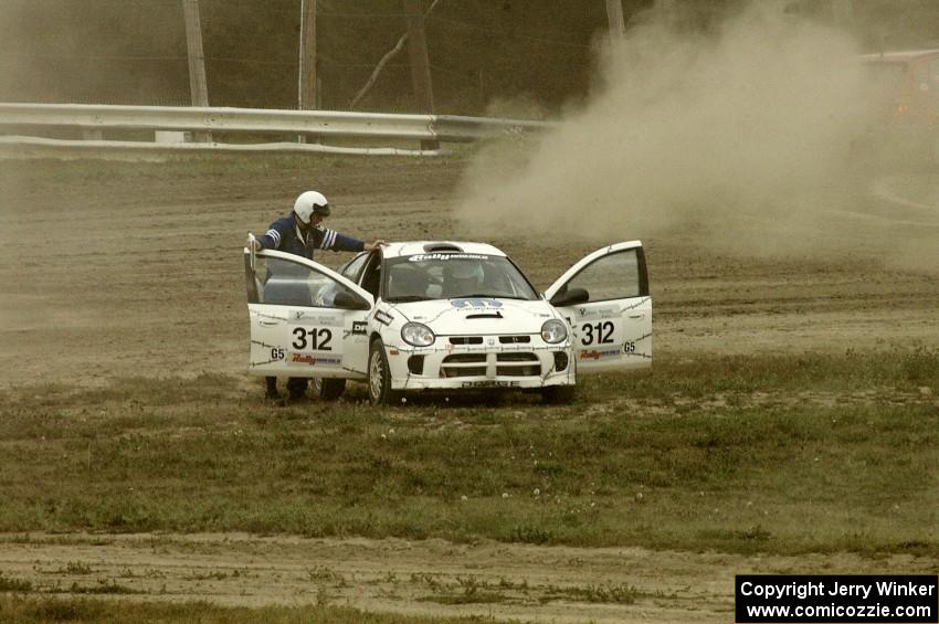 Zach Babcock / Dave Parps Dodge SRT-4 snapped a driveshaft on SS1 but were towed back to service at the end of the stage (1).