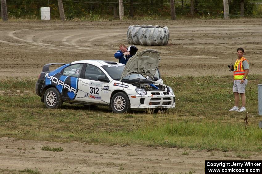 Zach Babcock / Dave Parps Dodge SRT-4 snapped a driveshaft on SS1 but were towed back to service at the end of the stage (2).