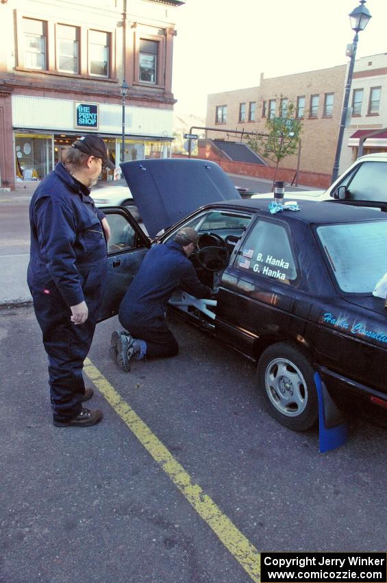 Ben Hanka / Greg Hanka Nissan Sentra SE-R do last minute preparations the morning of the rally.