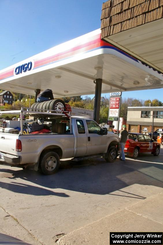 Craig Walli / Jonah Liubakka Saturn SL2 gas up at the Citgo before parc expose.