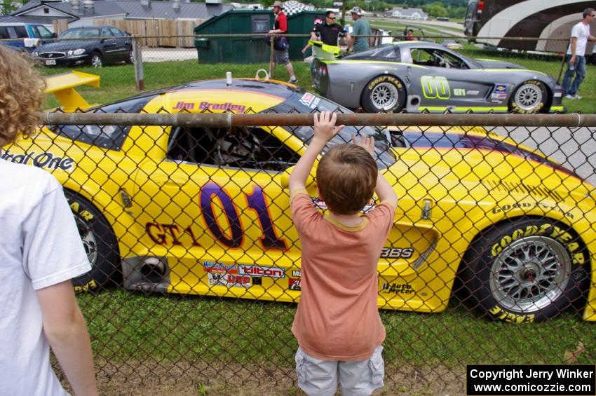 Rhys looks at Jim Bradley's Chevy Corvette