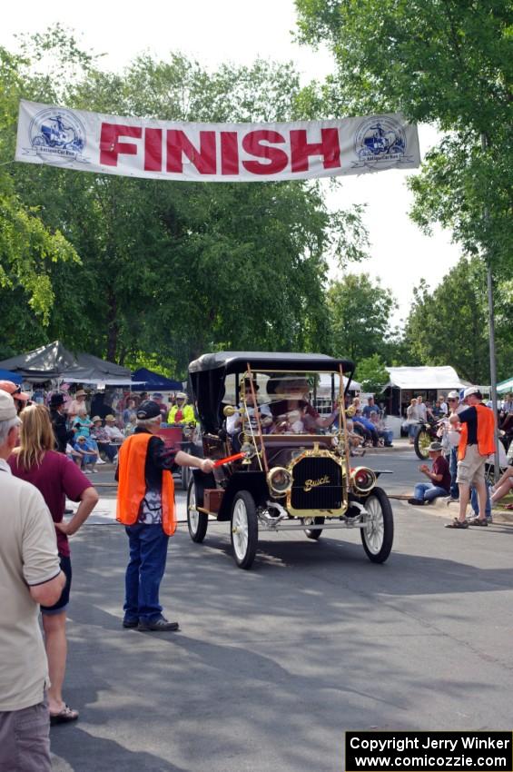 Ken Ganz's 1909 Buick finishes