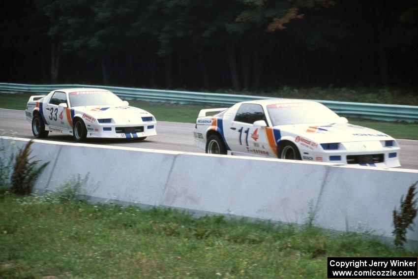 (11) Joe Danaher / Frank DelVecchio and (33) Duke McLaughlin / R.K. Smith Chevy Camaros