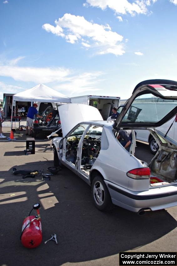 Team Cougar Bait SAAB 9-3 preps the second car for the weekend