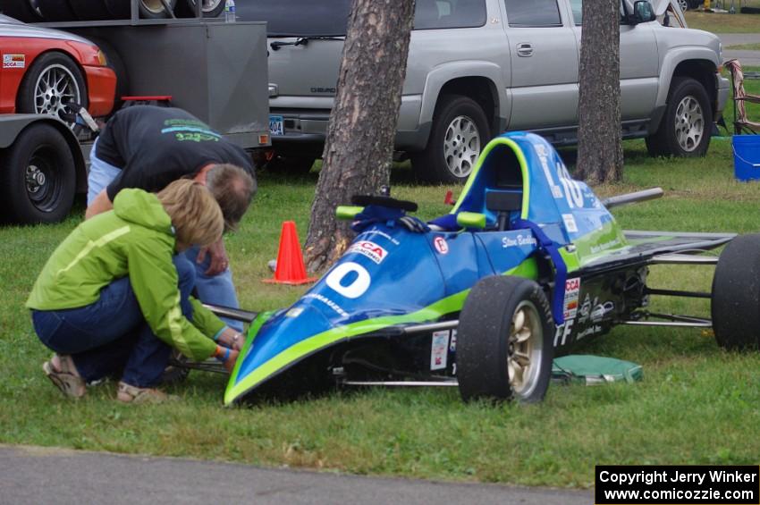 Steve and Patty Barkley prep the Euroswift SE-1 Formula Ford