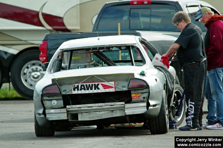 Errora Olds Aurora is in the paddock early on for repairs.