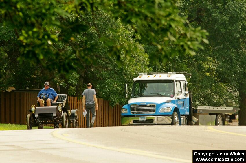 Tim Kelly's 1904 Ford pulls off the road.