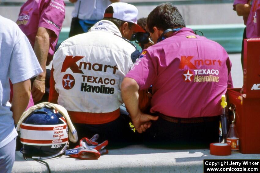 Nigel Mansell converses with Carl Haas