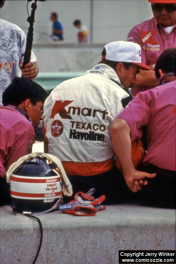 Nigel Mansell converses with Carl Haas