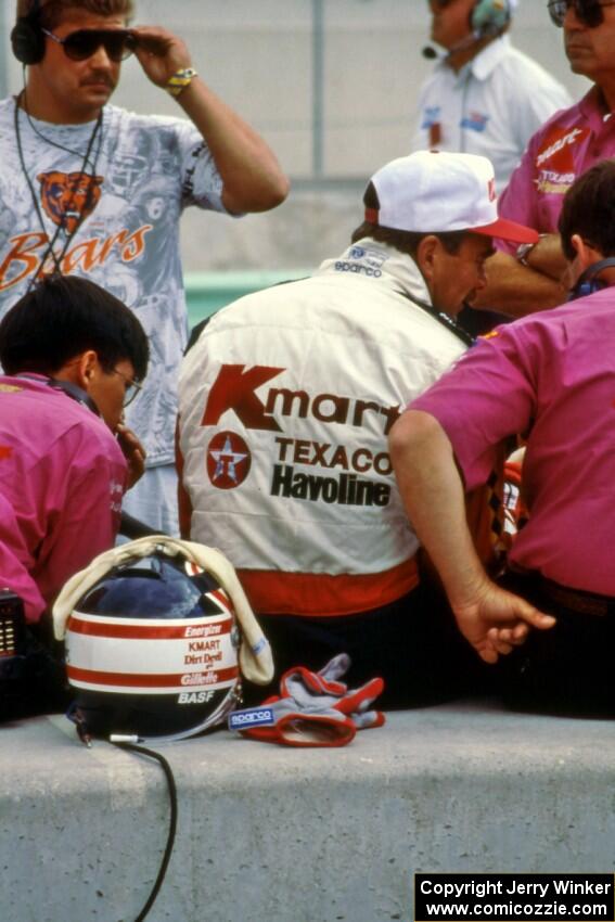 Nigel Mansell converses with Carl Haas