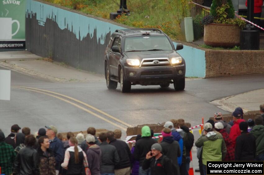 A Toyota 4Runner does a pre-check of SS15, Lakeshore Drive.