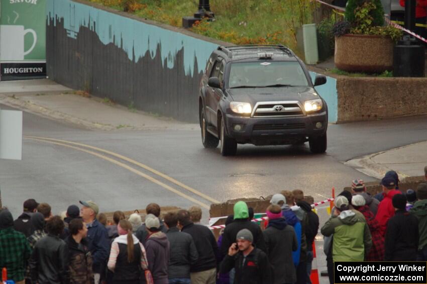 A Toyota 4Runner does a pre-check of SS15, Lakeshore Drive.