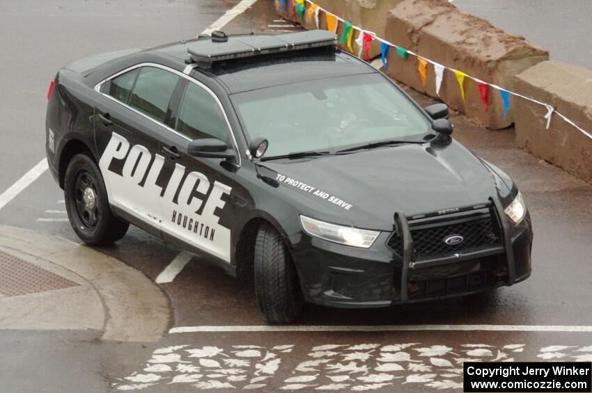 A Ford Taurus police cruiser does a pre-check of SS15, Lakeshore Drive.