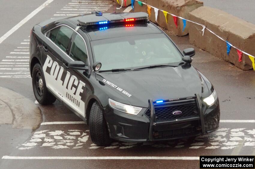 A Ford Taurus police cruiser does a pre-check of SS15, Lakeshore Drive.