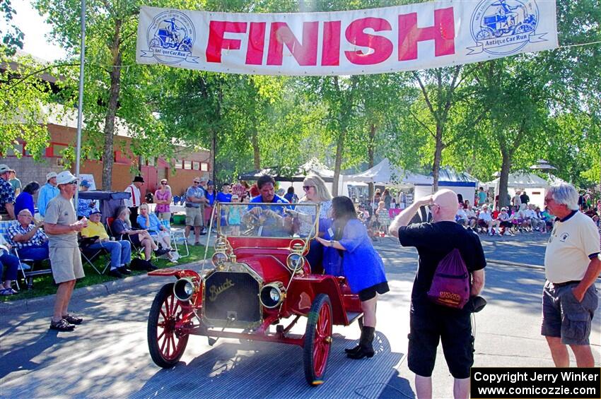 Ron Gardas, Sr.'s 1910 Buick Model 14 at the finish.