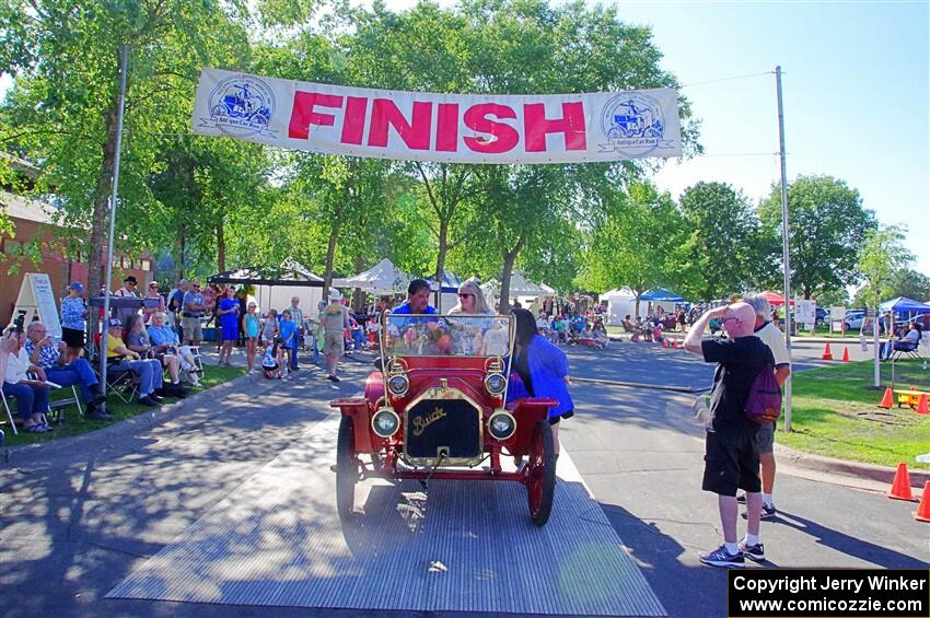 Ron Gardas, Sr.'s 1910 Buick Model 14 at the finish.