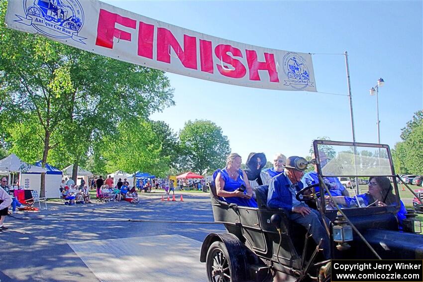 Bob Long's 1908 Maxwell at the finish.