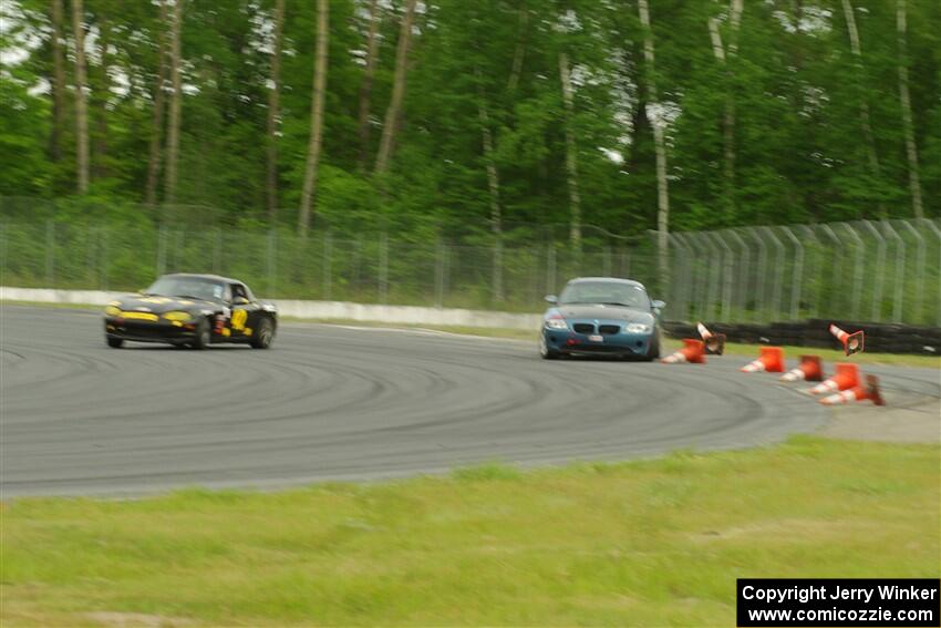 Roger Knuteson's T4 BMW Z4 goes off at turn 8 as Greg Youngdahl's Spec Miata Mazda Miata passes by.