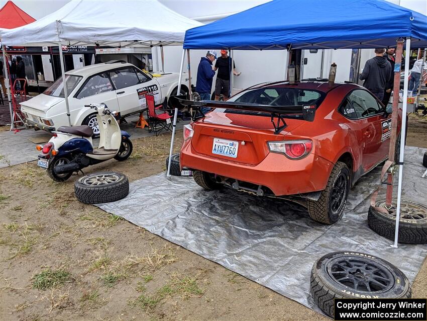 Derik Nelson / Jason Grahn Subaru BRZ and John Hill / Rebecca Ruston Ford Escort Mk II before the event.