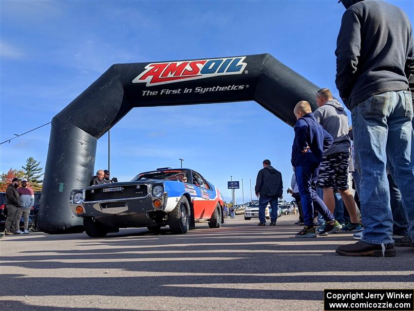 Tim O'Neil / Constantine Mantopoulos AMC AMX leaves the ceremonial start.