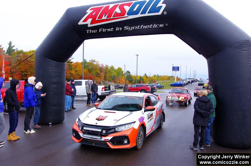 Gabriel Nieves / Thomas Hoster Honda Civic Hatchback Sport leaves the ceremonial start.