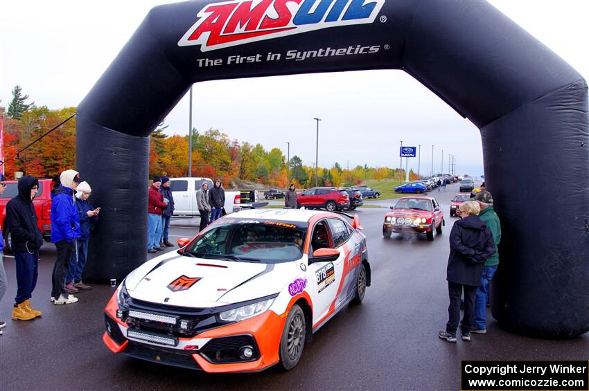 Gabriel Nieves / Thomas Hoster Honda Civic Hatchback Sport leaves the ceremonial start.