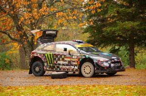 Ken Block / Alex Gelsomino Hyundai i20 WRC stop to change a flat in Kenton after SS2, Far Point I.