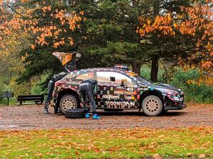 Ken Block / Alex Gelsomino Hyundai i20 WRC stop to change a flat in Kenton after SS2, Far Point I.