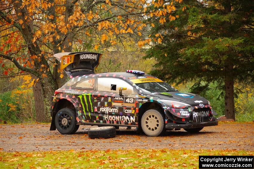 Ken Block / Alex Gelsomino Hyundai i20 WRC stop to change a flat in Kenton after SS2, Far Point I.