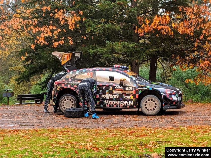 Ken Block / Alex Gelsomino Hyundai i20 WRC stop to change a flat in Kenton after SS2, Far Point I.