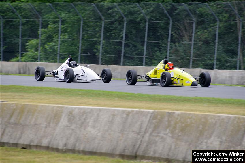 Sebastian Mateo Naranjo's Mygale SJ13 and Eddie Beswick's Spectrum F1600