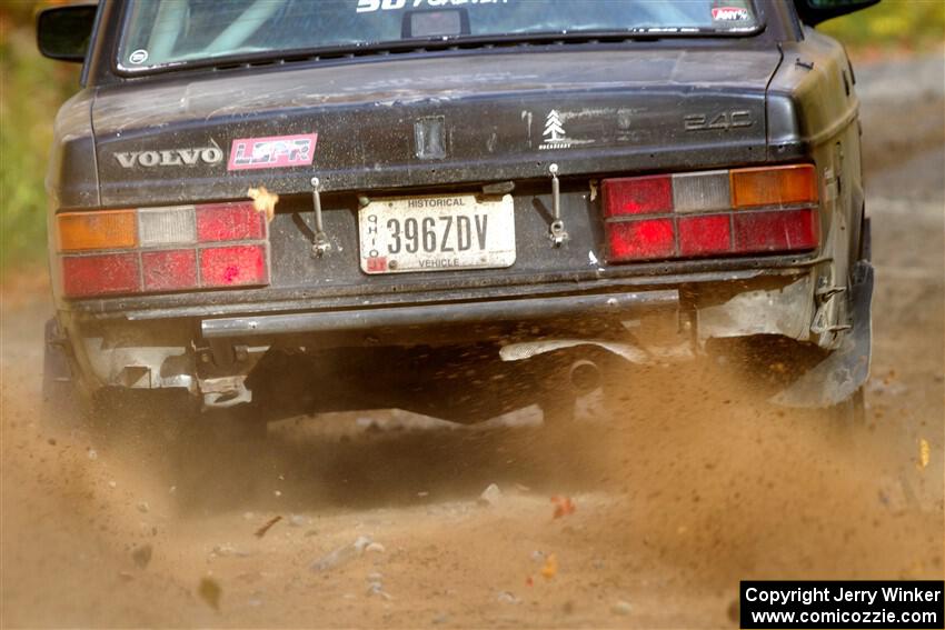 Adam Brock / Shanti Witt Volvo 244 on SS15, Double Trouble.