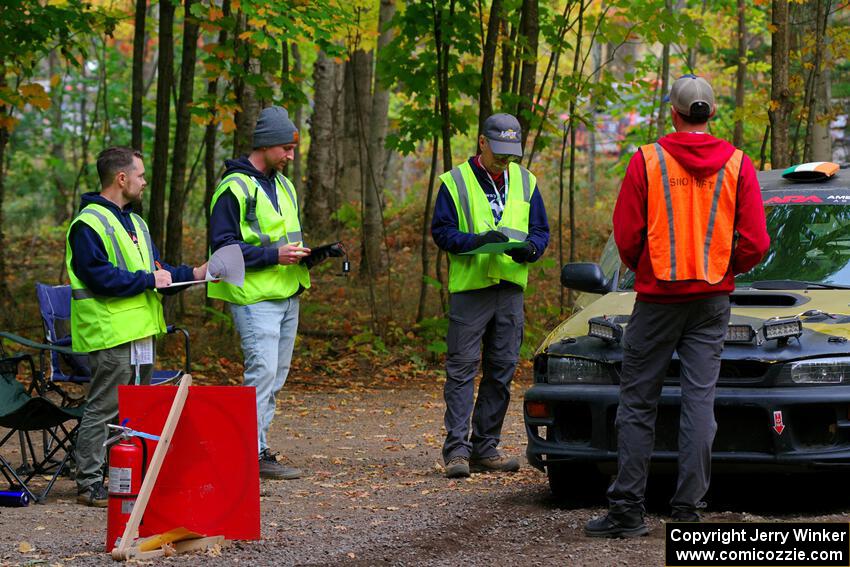 The start crew and Sean Costello / Steve Blomquist-Scanlan Subaru Impreza 2.5RS prepares for the start of SS16, Mount Marquette.