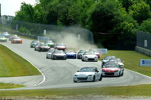 The field comes into turn 3 on the restart of race 1.