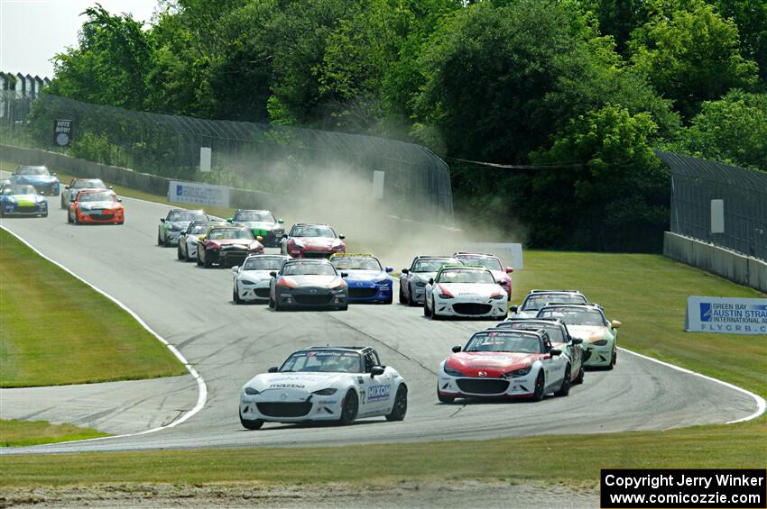 The field comes into turn 3 on the restart of race 1.