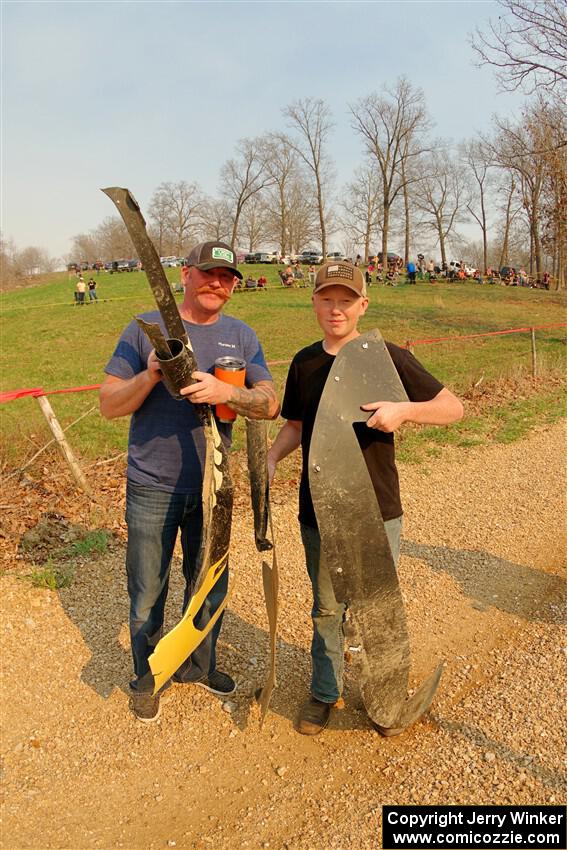 Souvenir hunters with Peugeot 208 Rally4 parts after the running of SS9, KP to Ollie Long II.