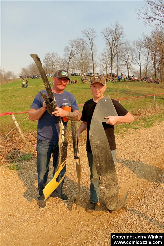 Souvenir hunters with Peugeot 208 Rally4 parts after the running of SS9, KP to Ollie Long II.