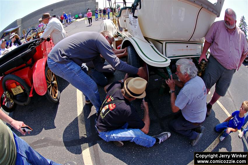 Ned Protexter's 1907 Brasier gets a tire change in Buffalo.