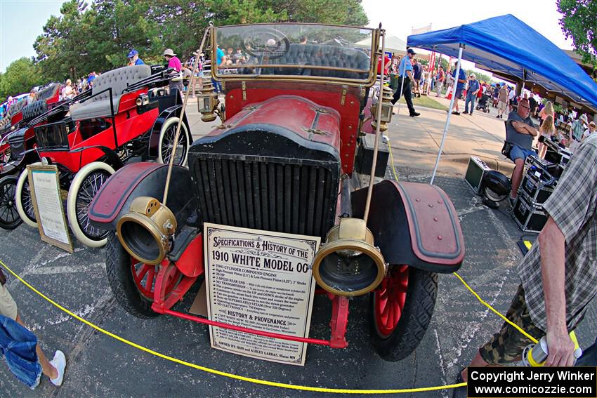 1910 White Model 00 on display at the finish.