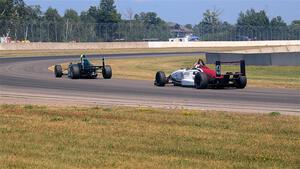 Derek Chan's Formula Enterprises 2 and John Janssen's Formula Continental Van Diemen RF02/Mazda