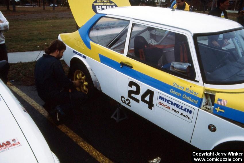 Sean Tennis works on the Goran Ostlund / Steve Baker SAAB 99 at Saturday morning parc expose.