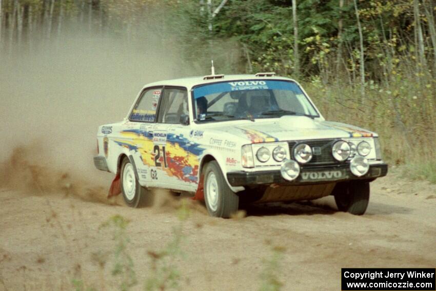 Bill Malik / Farina O'Sullivan at speed in their Volvo 240 through the first corner of Menge Creek I.