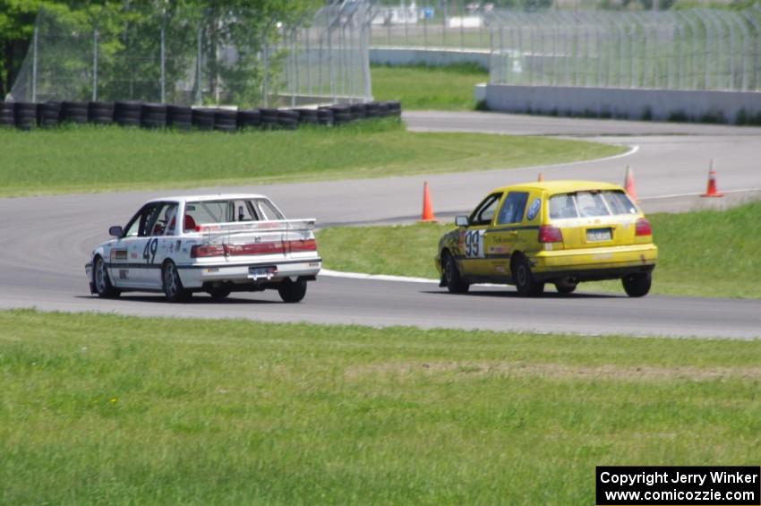 Team Short Bus VW Golf GL passes the Slugworks Honda Civic in the carousel