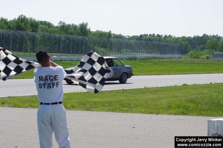 North Loop Motorsports BMW 325 takes the checkered flag